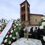 «Καλό σου ταξίδι μαμά»: Συγκλονίζουν τα παιδιά των γυναικών που χάθηκαν στη «Βιολάντα» – Άλλες δύο κηδείες σήμερα