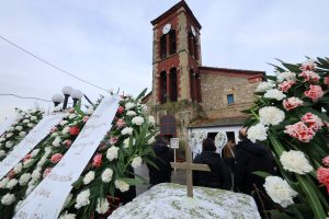 «Καλό σου ταξίδι μαμά»: Συγκλονίζουν τα παιδιά των γυναικών που χάθηκαν στη «Βιολάντα» – Άλλες δύο κηδείες σήμερα