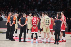 Ολυμπιακός: Ενός λεπτού σιγή και πανό στη μνήμη των θυμάτων του ΠΑΟΚ