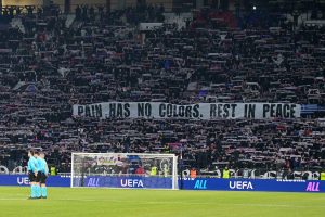 Συγκίνηση στη Λυών: Οι οπαδοί τιμούν τη μνήμη των αδικοχαμένων φίλων του ΠΑΟΚ