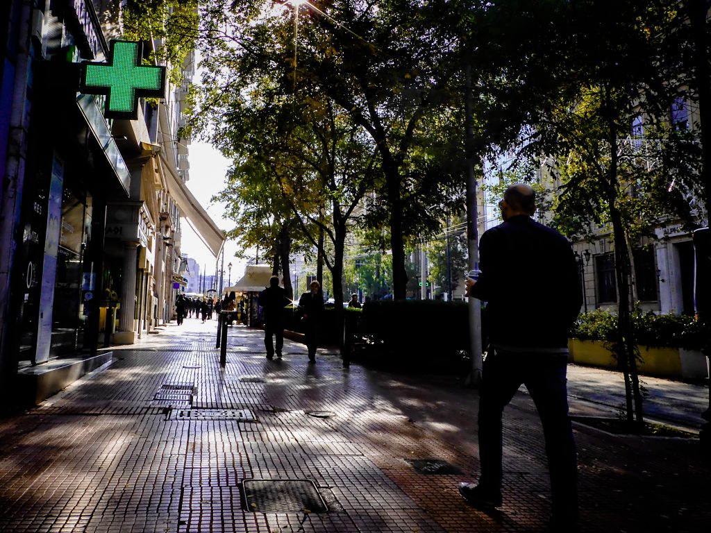 Πτώση «σταυρού» φαρμακείου στην Πατησίων – Μία γυναίκα στο νοσοκομείο