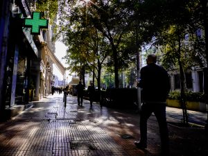 Πτώση «σταυρού» φαρμακείου στην Πατησίων – Μία γυναίκα στο νοσοκομείο