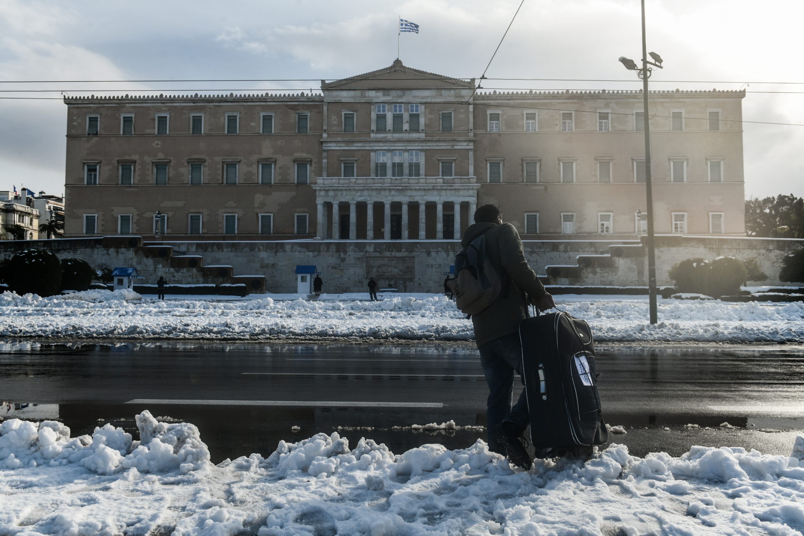 &Kappa;&alpha;&iota;&rho;ό&sigmaf;: &Pi;&rho;&omicron; &tau;&omega;&nu; &pi;&upsilon;&lambda;ώ&nu; &eta; &laquo;&pi;&omicron;&lambda;&iota;&kappa;ή &phi;&omega;&tau;&omicron;&beta;&omicron;&lambda;ί&delta;&alpha;&raquo; &ndash; &Sigma;&tau;&omicron; &mu;ά&tau;&iota; &tau;&omicron;&upsilon; &chi;&iota;&omicron;&nu;&iota;ά &kappa;&alpha;&iota; &eta; &Alpha;&tau;&tau;&iota;&kappa;ή