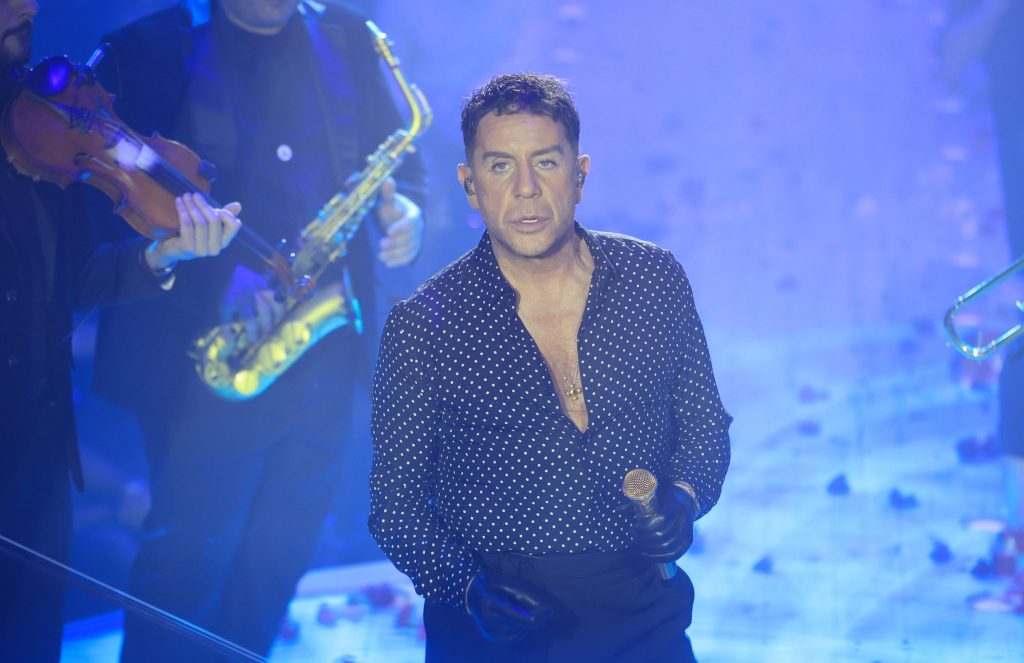 «Φέρνω σφηνάκια για να ζεσταθείτε»: Η έκπληξη του Μαζωνάκη στους θαυμαστές του