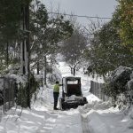 Live η πορεία της κακοκαιρίας: 112, κλειστά σχολεία και χιόνια έως τα πεδινά – Κόκκινος συναγερμός για 5 Περιφέρειες