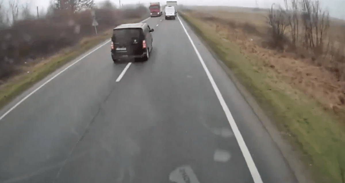 &Sigma;&omicron;&kappa;ά&rho;&epsilon;&iota; Έ&lambda;&lambda;&eta;&nu;&alpha;&sigmaf; &omicron;&delta;&eta;&gamma;ό&sigmaf; &tau;&eta;&nu; ώ&rho;&alpha; &pi;&omicron;&upsilon; &pi;&epsilon;&rho;&nu;ά &alpha;&pi;ό &tau;&omicron; &sigma;&eta;&mu;&epsilon;ί&omicron; &tau;&eta;&sigmaf; &tau;&rho;&alpha;&gamma;&omega;&delta;ί&alpha;&sigmaf; (vid)