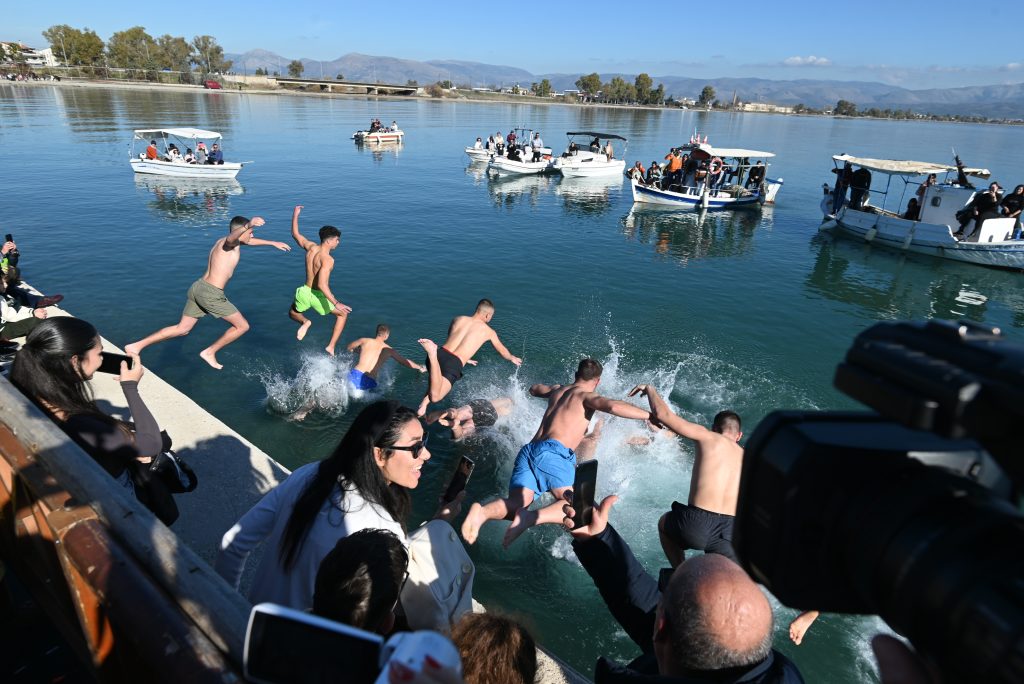 Θεοφάνια ή Θεοφάνεια; Εξηγεί ο Γιώργος Μπαμπινιώτης