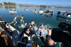 Θεοφάνια ή Θεοφάνεια; Εξηγεί ο Γιώργος Μπαμπινιώτης