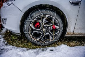 Καιρικός εφιάλτης στη χώρα: Χιόνια, παγετός και άνεμοι – Υποχρεωτικές αντιολισθητικές αλυσίδες, κλειστά σχολεία και καταστροφές