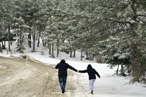 Σιβηρικός αντικυκλώνας φέρνει δεκαήμερο κακοκαιρίας στην Ελλάδα – Ισχυρές βροχές, καταιγίδες και χιόνια
