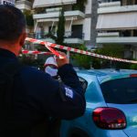 Καταγγελία για ενδοοικογενειακή βία αποκάλυψε οπλοστάσιο – Βρέθηκαν μαχαίρια, σπαθιά, ρόπαλο και καραμπίνα