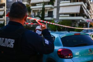 Καταγγελία για ενδοοικογενειακή βία αποκάλυψε οπλοστάσιο- Βρέθηκαν μαχαίρια, σπαθιά, ρόπαλο και καραμπίνα