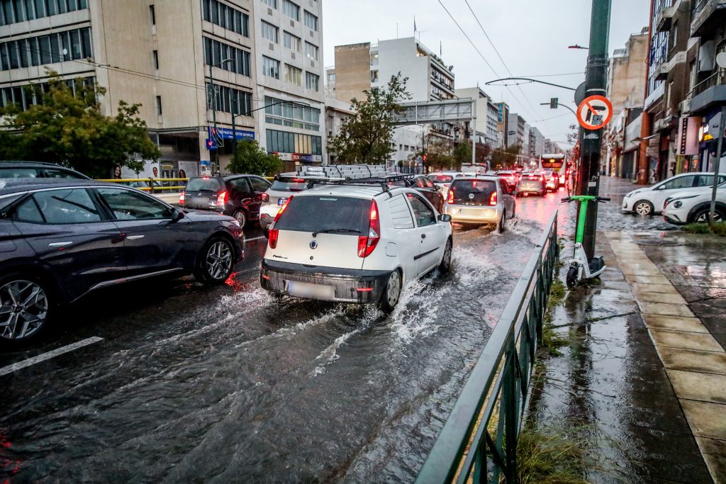 Καιρός: Στο «κόκκινο» η Τετάρτη με τοπικά έντονα και επικίνδυνα φαινόμενα –  Η πρόγνωση της Ελίνας Καρέτσου