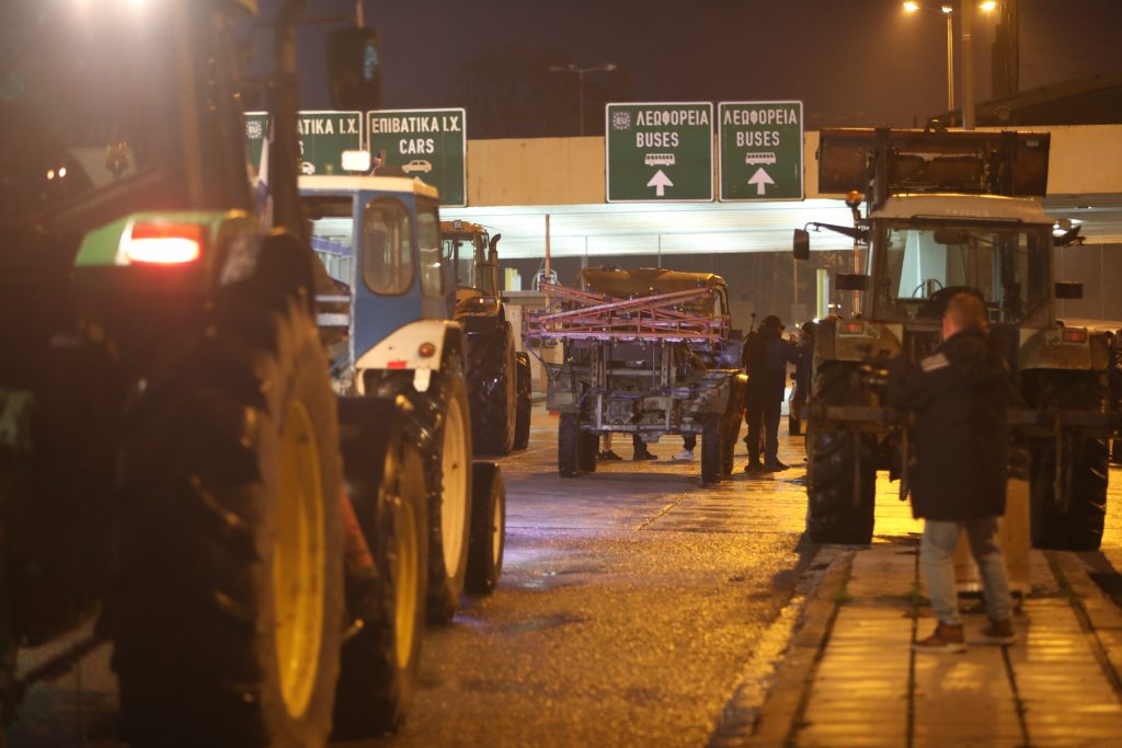 Αγρότες: Εξακολουθεί ο 48ωρος αποκλεισμός στα τελωνεία Προμαχώνα, Εξοχής, Ευζώνων και Νίκης
