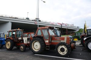 Αγρότες: Εντείνουν τις κινητοποιήσεις τους στο μπλόκο της Νίκαιας – Διακόπτουν την κυκλοφορία στην αερογέφυρα