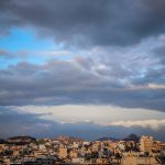 Καιρός: Νεφώσεις, τοπικές βροχές και ισχυροί άνεμοι – Σταδιακή άνοδος της θερμοκρασίας