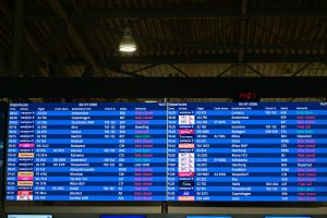 ΔΑΑ: Θα συνεχίσουν οι καθυστερήσεις στις πτήσεις –  Σταδιακή αποκατάσταση του συστήματος Εναέριας Κυκλοφορίας