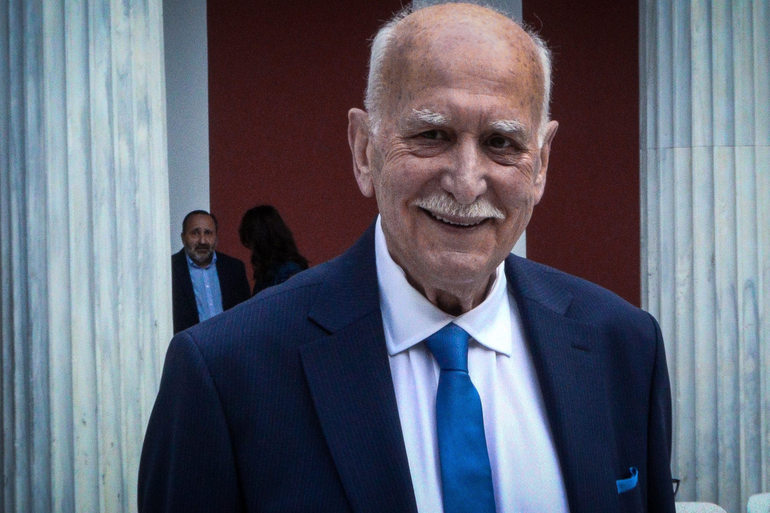 &Eta; &zeta;&omega;ή &tau;&omicron;&upsilon; &Gamma;&iota;ώ&rho;&gamma;&omicron;&upsilon; &Pi;&alpha;&pi;&alpha;&delta;ά&kappa;&eta; &pi;ί&sigma;&omega; &alpha;&pi;ό &tau;&iota;&sigmaf; &kappa;ά&mu;&epsilon;&rho;&epsilon;&sigmaf;