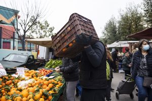 Ξεκινά η πανελλαδική απεργία στις λαϊκές αγορές – Το πρόγραμμα των κινητοποιήσεων