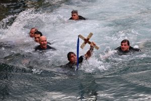 Θεοφάνια: Με λαμπρότητα οι εορτασμοί σε όλη τη χώρα – Η τελετή Αγιασμού των Υδάτων σε Αθήνα, Πειραιά, Θεσσαλονίκη