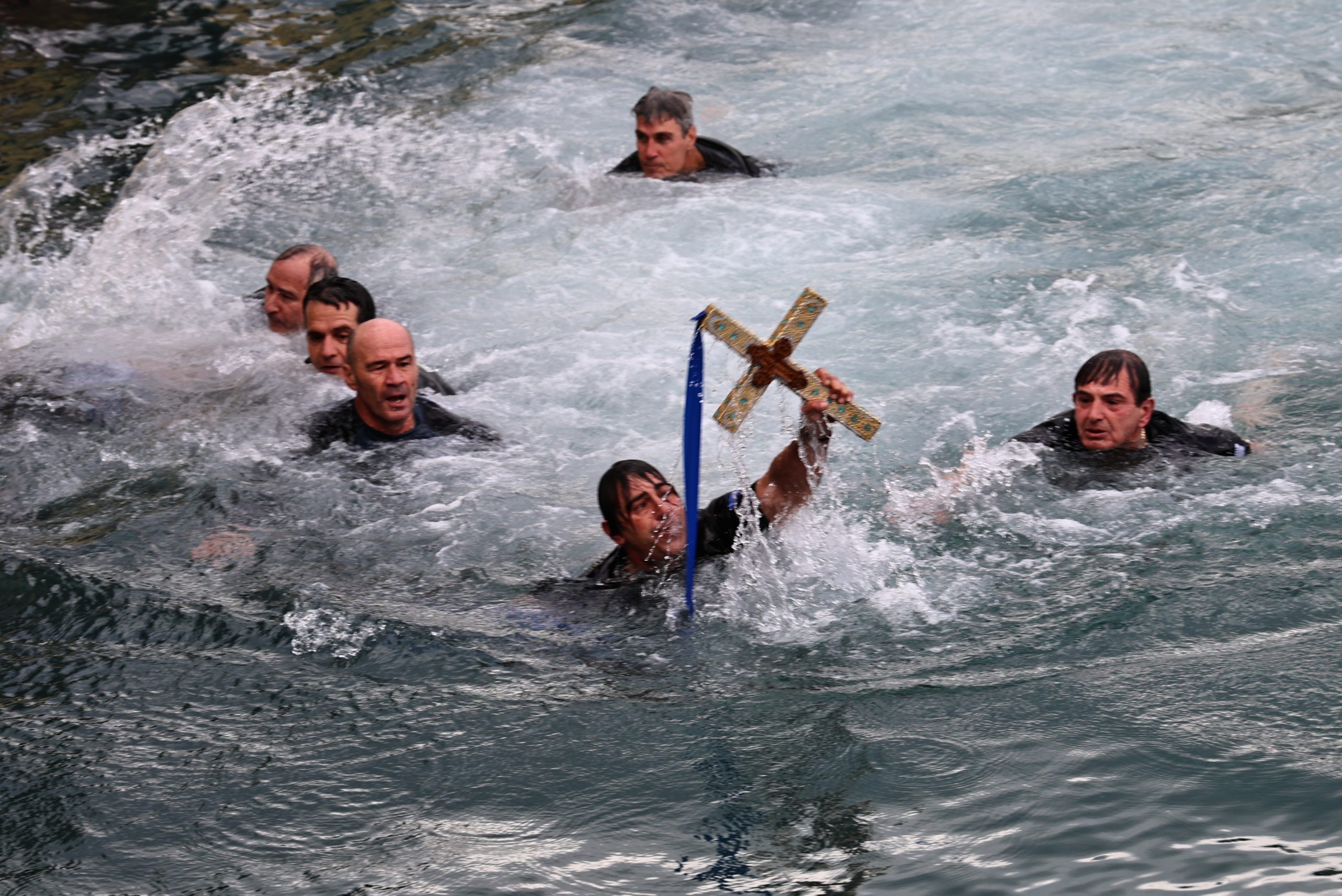 &Theta;&epsilon;&omicron;&phi;ά&nu;&iota;&alpha;: &Mu;&epsilon; &lambda;&alpha;&mu;&pi;&rho;ό&tau;&eta;&tau;&alpha; &omicron;&iota; &epsilon;&omicron;&rho;&tau;&alpha;&sigma;&mu;&omicron;ί &sigma;&epsilon; ό&lambda;&eta; &tau;&eta; &chi;ώ&rho;&alpha; &ndash; &Eta; &tau;&epsilon;&lambda;&epsilon;&tau;ή &Alpha;&gamma;&iota;&alpha;&sigma;&mu;&omicron;ύ &tau;&omega;&nu; &Upsilon;&delta;ά&tau;&omega;&nu; &sigma;&epsilon; &Alpha;&theta;ή&nu;&alpha;, &Pi;&epsilon;&iota;&rho;&alpha;&iota;ά, &Theta;&epsilon;&sigma;&sigma;&alpha;&lambda;&omicron;&nu;ί&kappa;&eta;