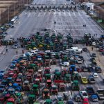 Τα μπλόκα παραλύουν τη χώρα: Πλήρης αποκλεισμός του κόμβου του Μπράλου – Το νέο μήνυμα της Κυβέρνησης