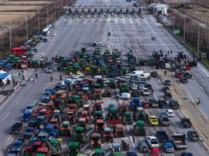 Τα μπλόκα παραλύουν τη χώρα: Πλήρης αποκλεισμός του κόμβου του Μπράλου – Το νέο μήνυμα της Κυβέρνησης