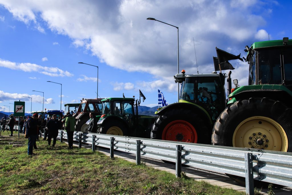 Αγρότες: Aποδέχονται την πρόσκληση για συνάντηση με τον Πρωθυπουργό την Τρίτη