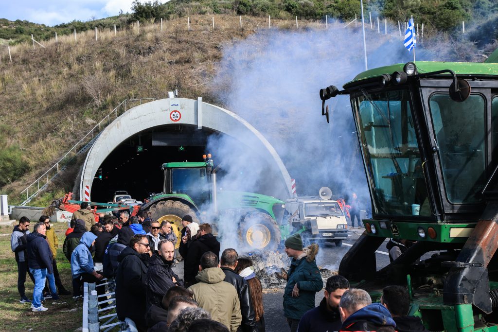 Αγρότες: Δέχονται την πρόσκληση για συνάντηση με τον Πρωθυπουργό την Τρίτη