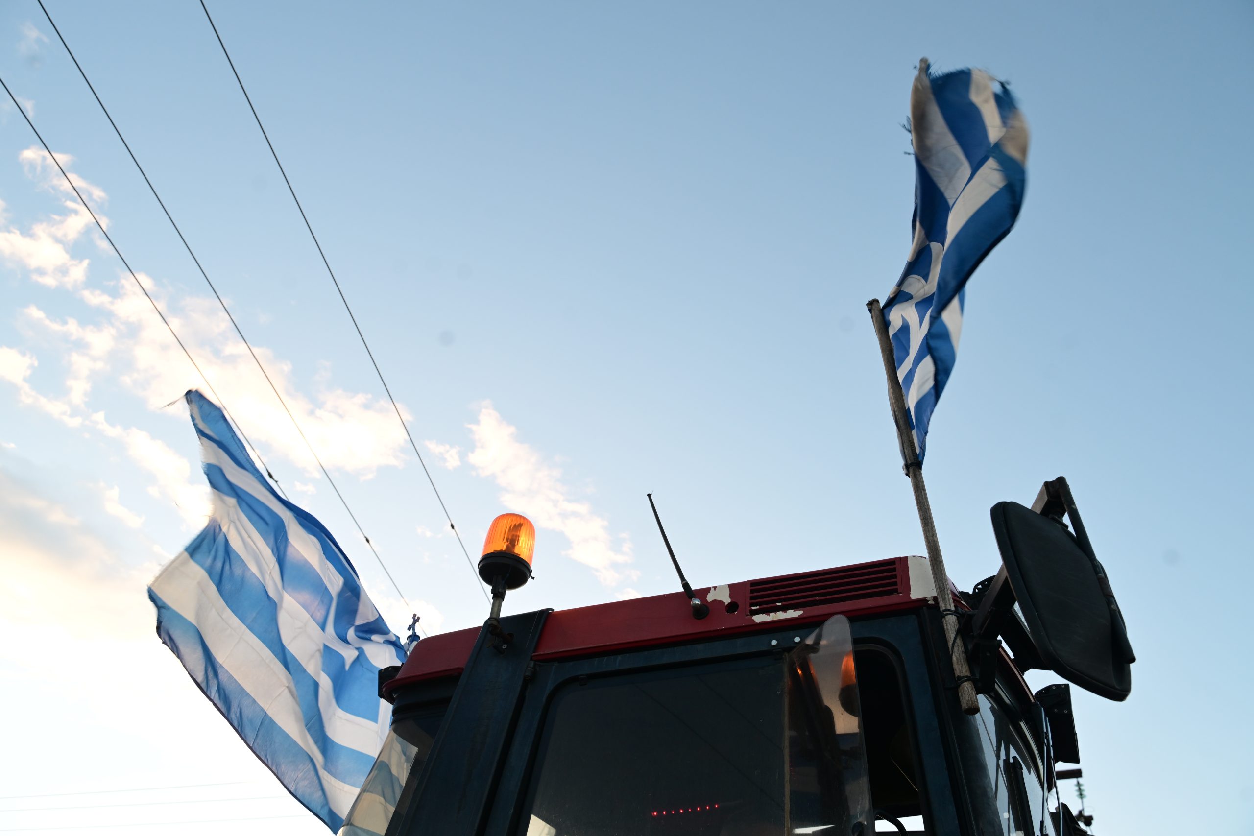 &Alpha;&gamma;&rho;ό&tau;&epsilon;&sigmaf;: &Sigma;&upsilon;&nu;ά&nu;&tau;&eta;&sigma;&eta; &pi;&rho;&iota;&nu; &tau;&eta;&nu; &kappa;&rho;ί&sigma;&iota;&mu;&eta; &sigma;&upsilon;&nu;ά&nu;&tau;&eta;&sigma;&eta; &sigma;&tau;&omicron; &Mu;&alpha;&xi;ί&mu;&omicron;&upsilon; &ndash; &laquo;&Pi;&rho;&omicron;&sigma;&pi;&alpha;&theta;&omicron;ύ&mu;&epsilon; &nu;&alpha; &beta;&rho;&omicron;ύ&mu;&epsilon; &tau;&iota;&sigmaf; &lambda;ύ&sigma;&epsilon;&iota;&sigmaf; &sigma;&tau;&alpha; &pi;&rho;&omicron;&beta;&lambda;ή&mu;&alpha;&tau;ά &mu;&alpha;&sigmaf;&raquo;