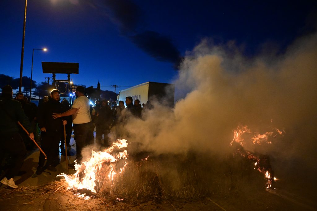 Έκρυθμη η κατάσταση στη Θήβα: Αγρότες έβαλαν φωτιές – Πιθανή παρέμβαση της ΕΛ.ΑΣ.