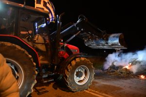 Θήβα: Άνοιξε η παλιά εθνική οδός – Αποχωρούν τα τρακτέρ