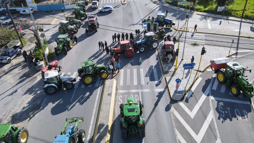 Κοζάνη: Αγρότες κλείνουν το μεσημέρι τον κόμβο της Μπάρας Σιάτιστας και τον κόμβο Φιλώτα