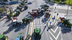 Κοζάνη: Αγρότες κλείνουν το μεσημέρι τον κόμβο της Μπάρας Σιάτιστας και τον κόμβο Φιλώτα