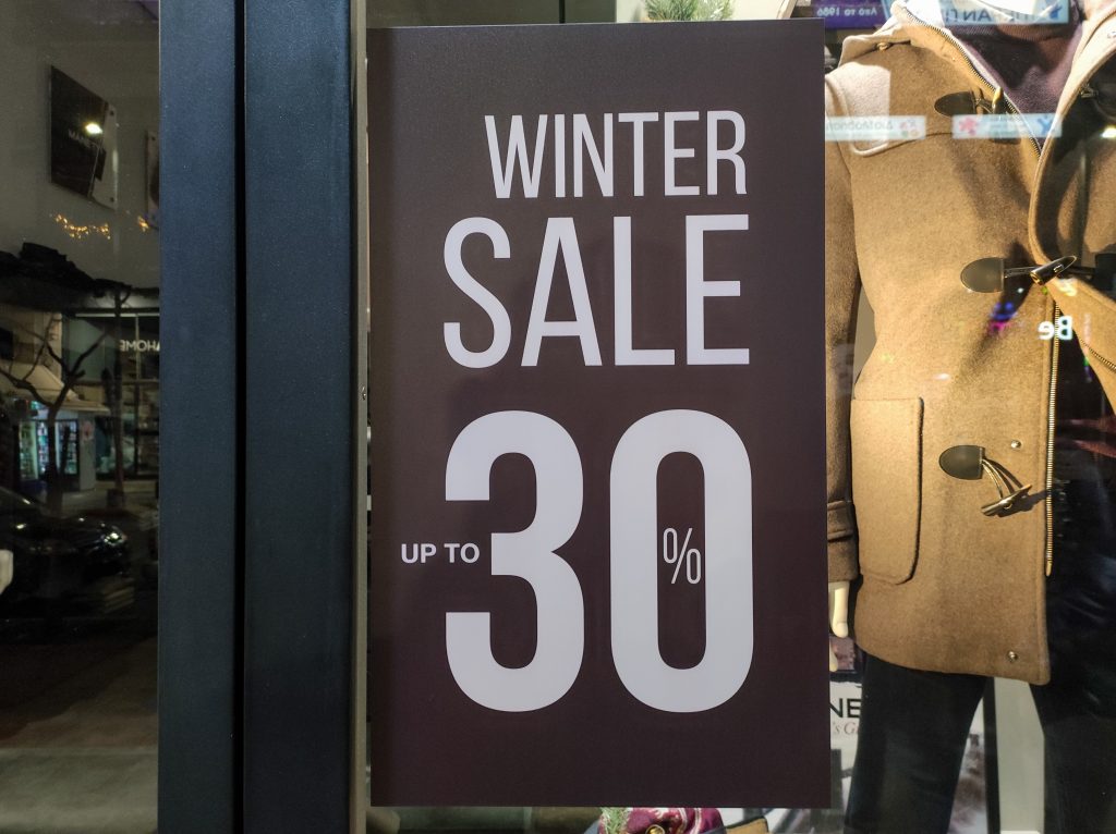 Χειμερινές εκπτώσεις: Πρεμιέρα με «βουτιά» τιμών έως 50% – Αναγνωριστικές βόλτες στην Ερμού και «ζέσταμα» της αγοράς