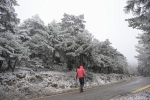 Καιρός: Χειμωνιάτικο σκηνικό με βροχές, χιόνια και πτώση θερμοκρασίας
