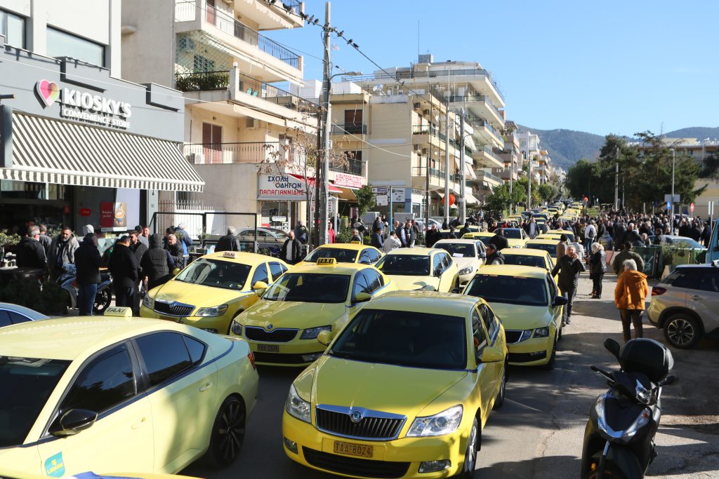 Νέο «χειρόφρενο» στα ταξί την Πέμπτη – Προγραμματίζουν αυτοκινητοπομπή προς το Μαξίμου