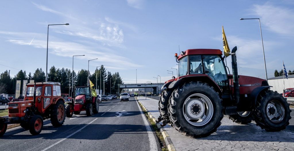 Με το βλέμμα στο Μαξίμου οι αγρότες: Ανοιχτοί δρόμοι, τρακτέρ στα μπλόκα και αντίστροφη μέτρηση για τη συνάντηση