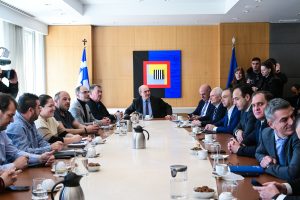 Αγρότες: Σε εξέλιξη η συνάντηση με Χατζηδάκη και Τσιάρα στο μέγαρο Μποδοσάκη – «Είμαστε εδώ για να βρούμε λύσεις»