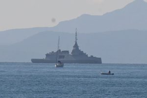 Φρεγάτα «Κίμων»: Live η υποδοχή της ελληνικής Belharra στο Σαρωνικό – Τιμές από «Αβέρωφ» και τριήρη «Ολυμπιάς»