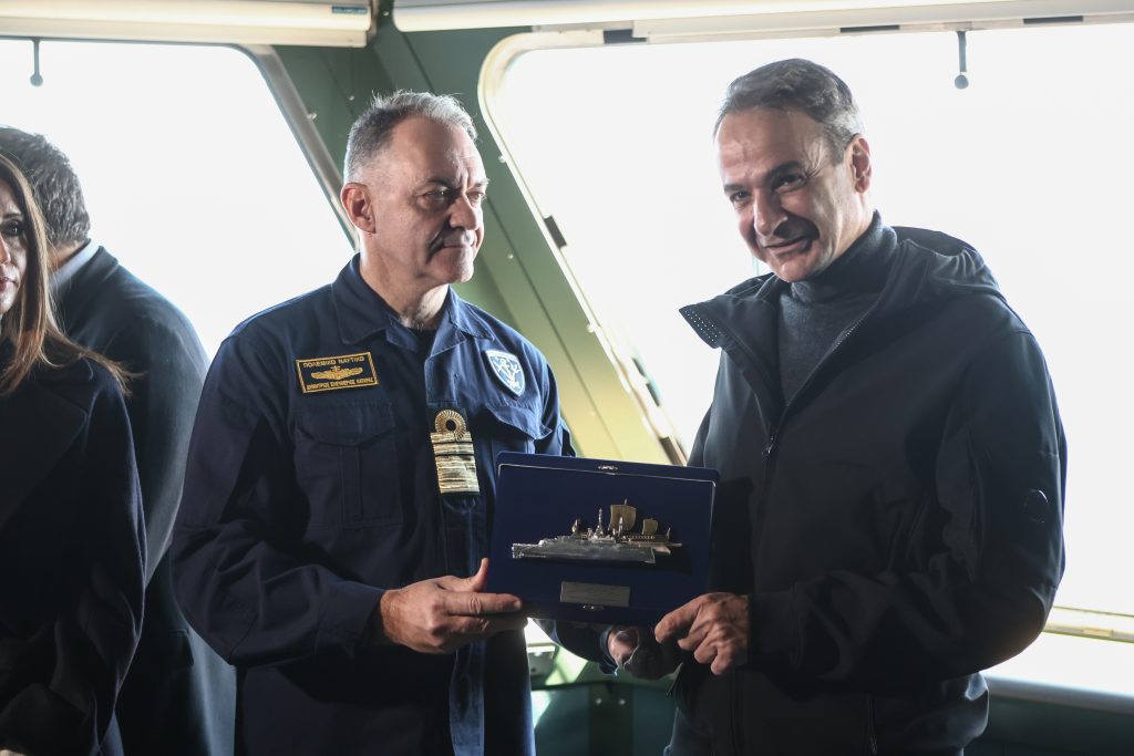 Μητσοτάκης από φρεγάτα «Κίμων»: Χρέος μου να παραδώσω μία πατρίδα πιο ασφαλή απ’ ό,τι την παρέλαβα