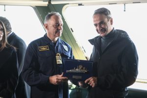 Μητσοτάκης από φρεγάτα «Κίμων»: Χρέος μου να παραδώσω μία πατρίδα πιο ασφαλή απ’ ό,τι την παρέλαβα