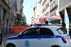 Κορυδαλλός: Γυναίκα απειλεί να πέσει από ταράτσα πολυκατοικίας