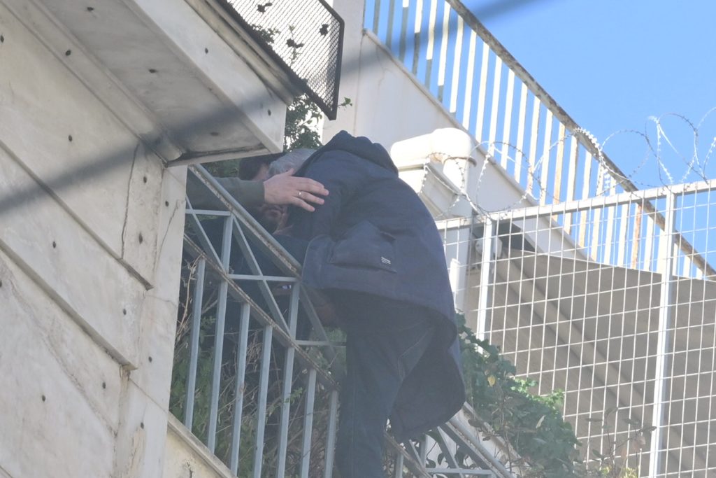 Έληξε το θρίλερ στην Ομόνοια: Έσωσαν την τελευταία στιγμή τον άνδρα που απειλούσε να αυτοκτονήσει