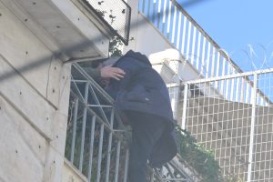 Έληξε το θρίλερ στην Ομόνοια: Έσωσαν την τελευταία στιγμή τον άνδρα που απειλούσε να αυτοκτονήσει