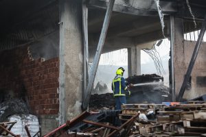 Μεγάλη πυρκαγιά σε εργοστάσιο τροφίμων στα Τρίκαλα – Στο νοσοκομείο 8 εργαζόμενοι, αγνοούνται 5