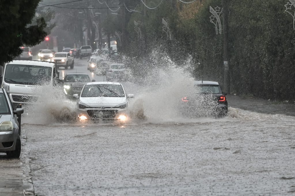Νέα κύματα κακοκαιρίας με βροχές και καταιγίδες εντός της μέρας – Θα χτυπηθεί και η Αττική