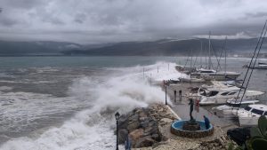 Τραγωδία στο Παράλιο Άστρος: Πατέρας ενός παιδιού ο λιμενικός που παρασύρθηκε από τα κύματα