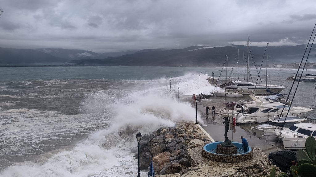 Τραγωδία στο Άστρος Κυνουρίας: Νεκρός λιμενικός που έπεσε στη θάλασσα – «Μας πήρε το κύμα»