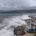 Τραγωδία στο Άστρος Κυνουρίας: Νεκρός λιμενικός που έπεσε στη θάλασσα – «Μας πήρε το κύμα»